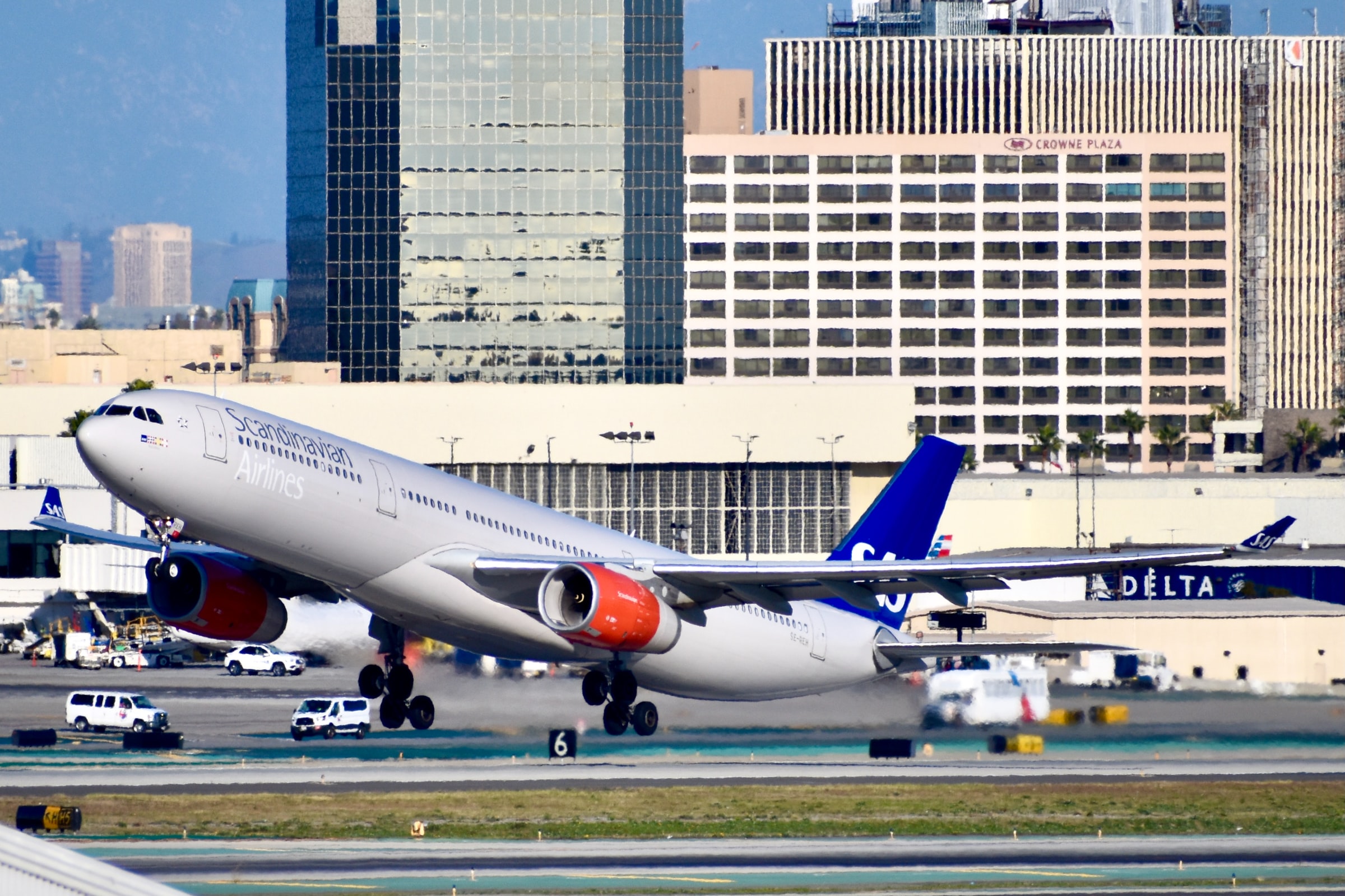 SAS A330 at LAX