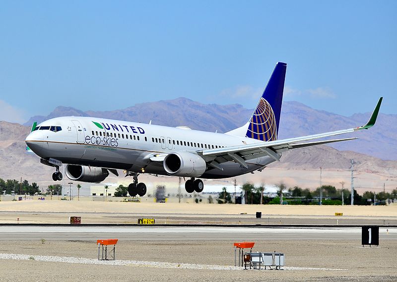 United Airlines 737 in eco-skies livery