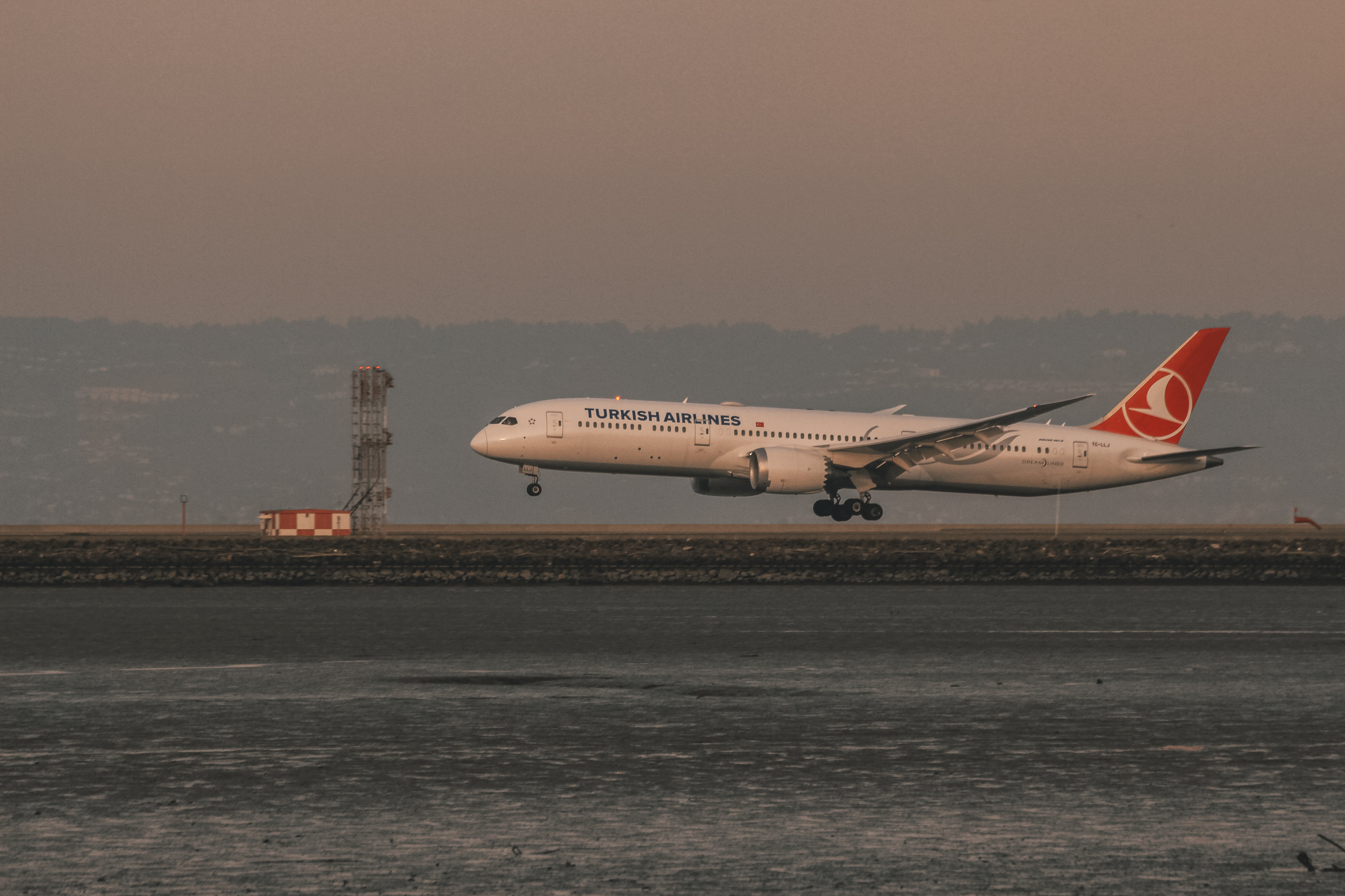 Turkish Airlines Boeing 787 landing at SFO